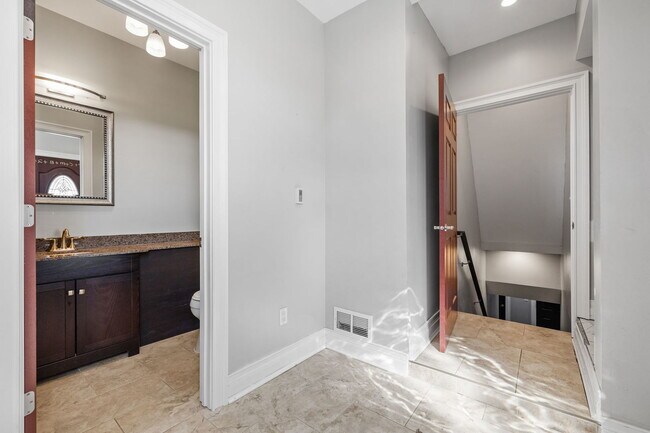 Building Photo - 1352 Smith Rd