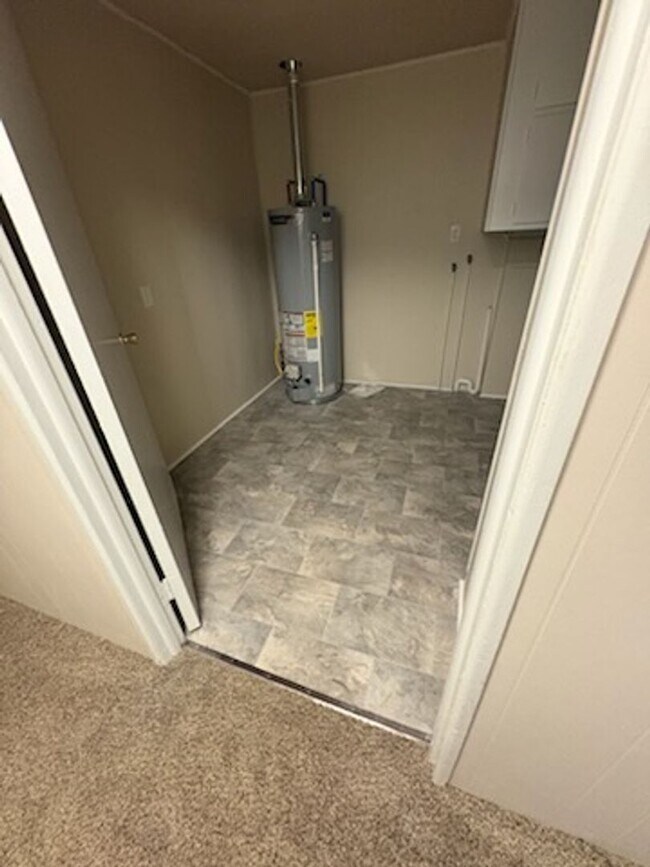 Building Photo - 827 N Alvord Blvd