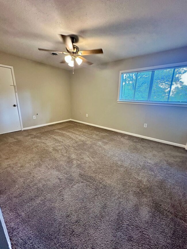 Building Photo - Spacious 4 Bedroom Home in Pearl!