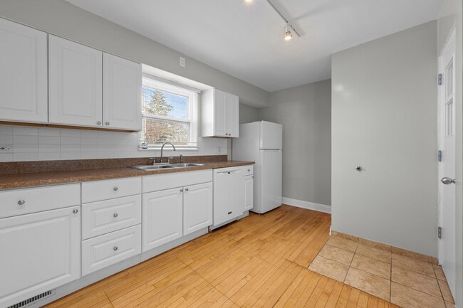 Building Photo - 823 Deerfield Rd