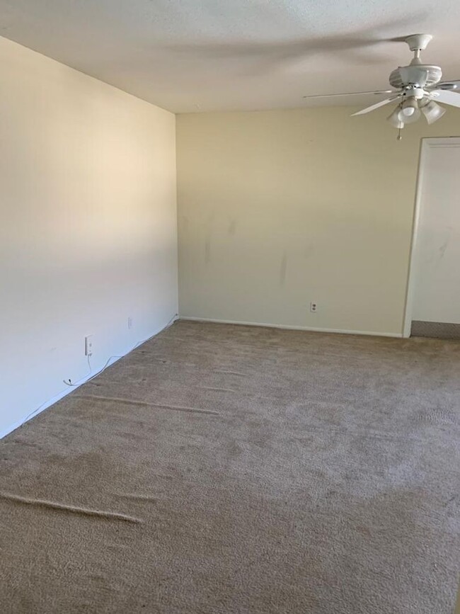 Building Photo - Nice 2 Bed 1 Bath, Unit Located in Quiet S...