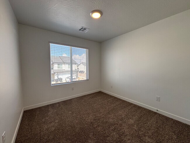 Building Photo - 381 W 2025 N