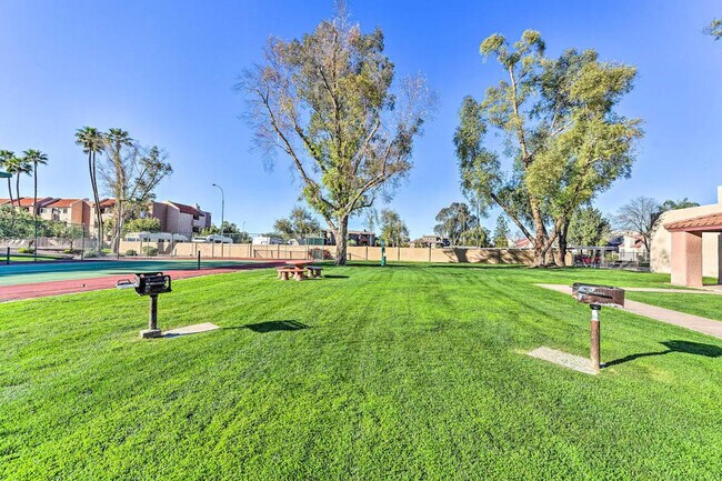 Building Photo - 602 N May