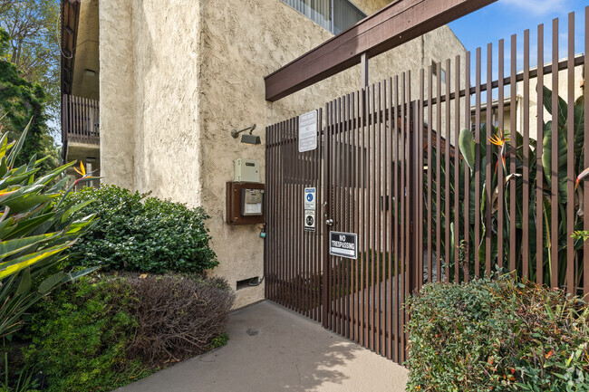 5045 Woodman Ave - Woodman Apartments