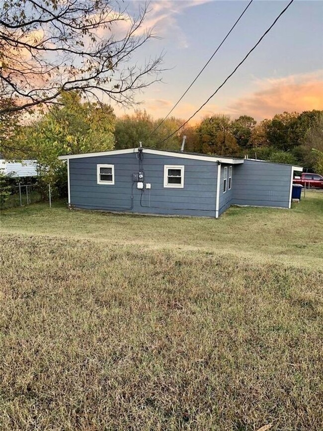 Building Photo - 3 Bedroom 1 Bath 1 Car Garage / Remodeled