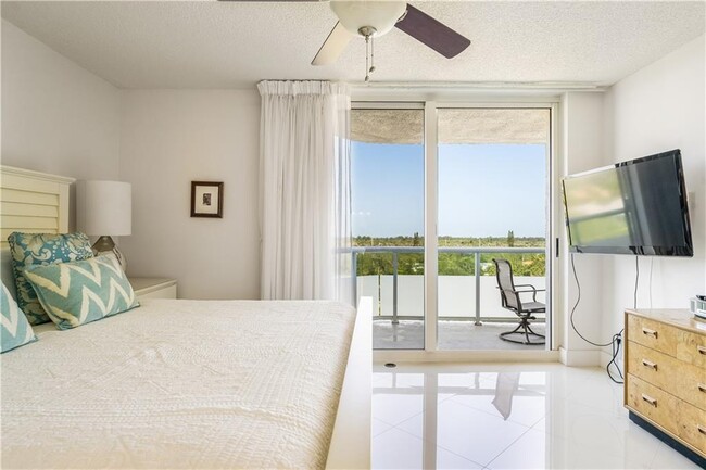 Building Photo - 3554 Ocean Dr