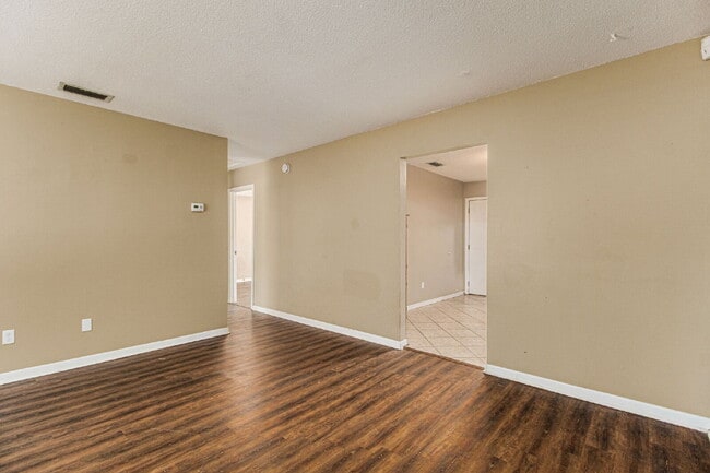 Building Photo - Experience the charm of this fabulous dupl...