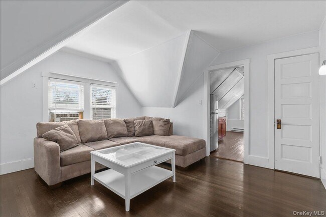 Building Photo - 7 Oak Ave