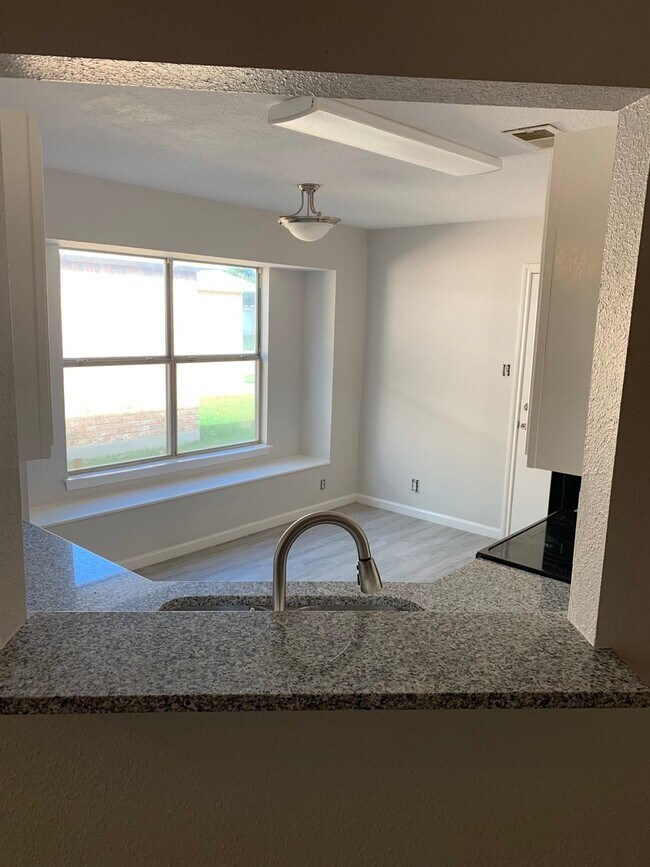 Building Photo - Beautifully remodeled 3/2