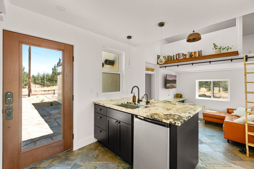 Casita kitchenette - 4455 NE Vaughn Ave