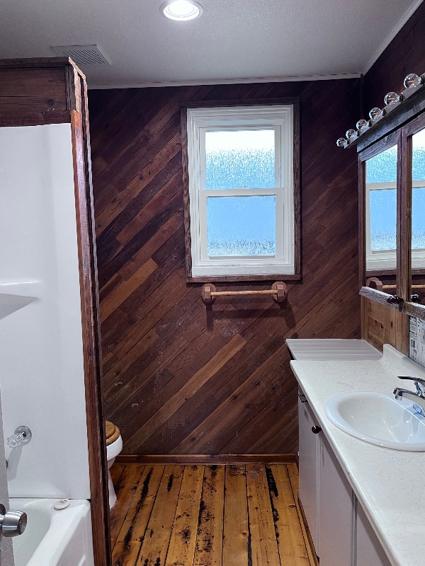 Building Photo - 105 E 12th St