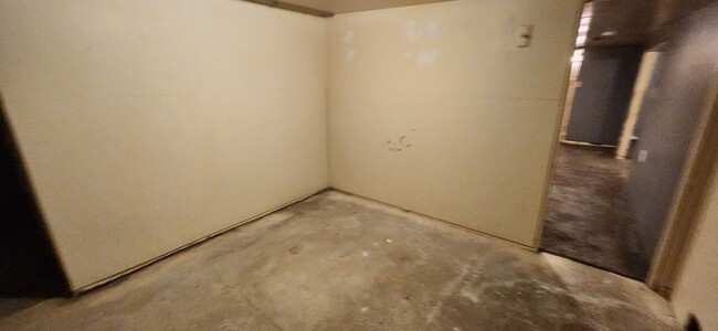 Building Photo - Spacious 3 Bedroom, 1 Bathroom with bonus ...