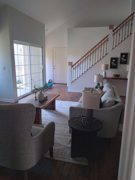 Building Photo - 2731 Pond Dr