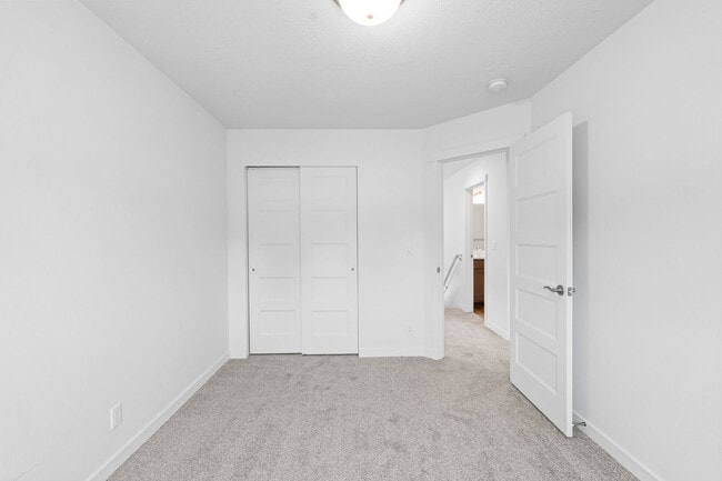 Building Photo - Modern Townhome for rent near the River Di...