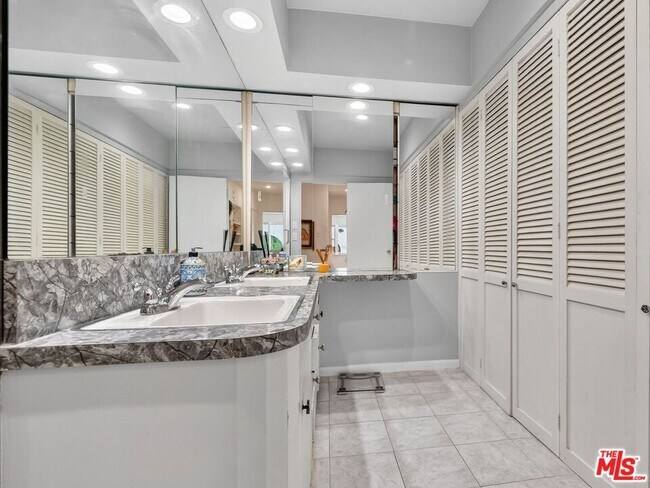 Building Photo - 352 S Wetherly Dr