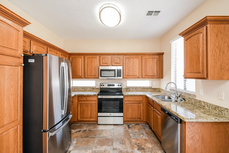 Building Photo - 810 E Rossi Ct