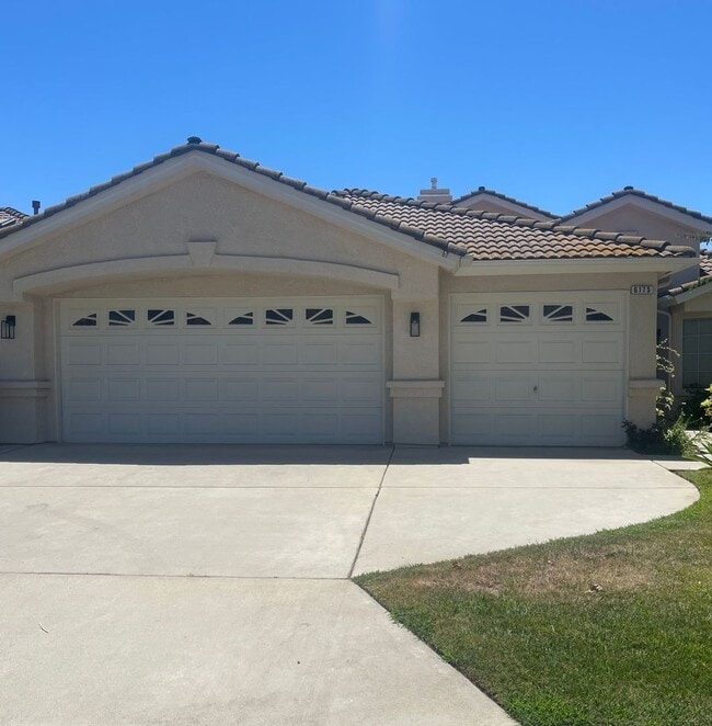 Building Photo - NEWLY LISTED & READY TO DAZZLE!