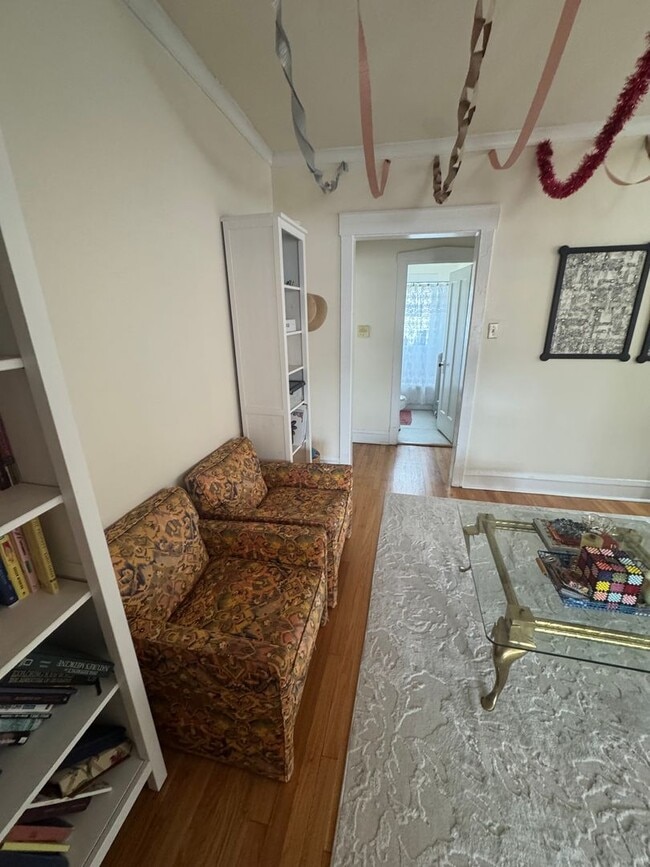 Building Photo - Lovely and Very Large Ravenswood Manor 1 BR