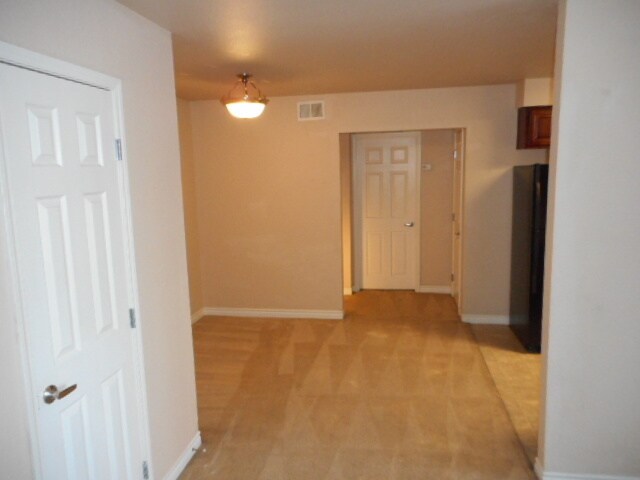 Building Photo - 2nd floor unit in upscale guard gated SW complex near Strip