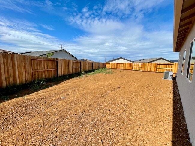 Building Photo - 754 Tamarack Ct