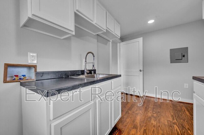 Building Photo - 546 55th St