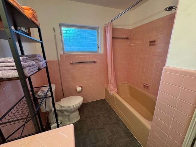 Building Photo - Stylish Florida Living on Crooked Lake