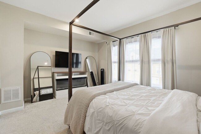 Building Photo - Stunning 3BR Townhome with Roof Deck in Reserves at Dakota Crossing!