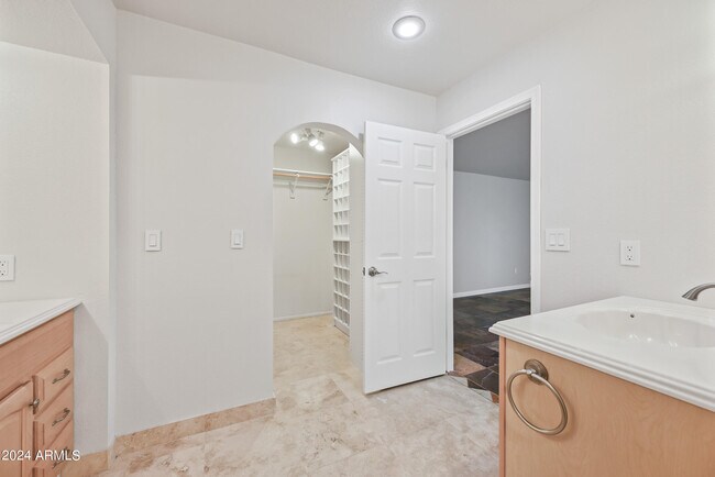 Building Photo - 1831 E La Jolla Dr