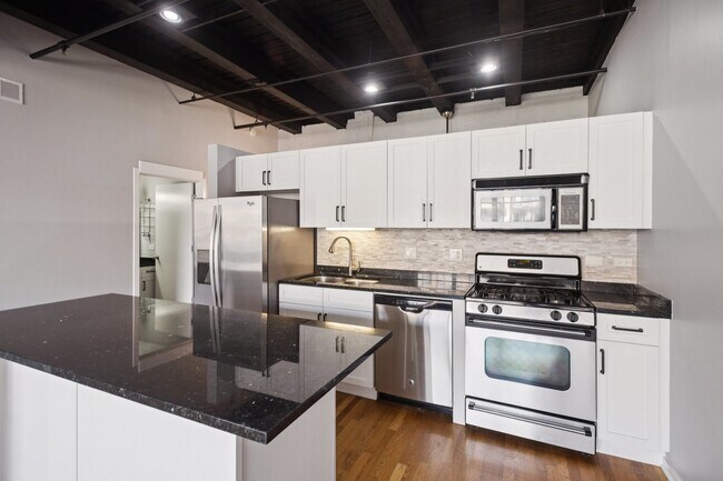 Building Photo - 333 S Desplaines St