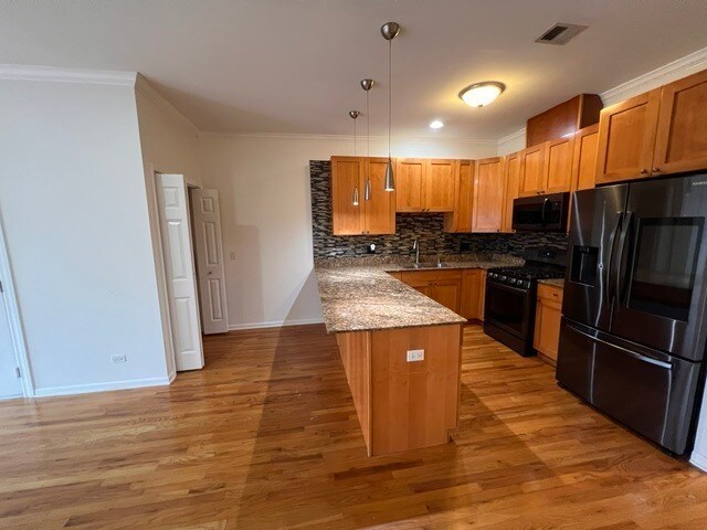 Building Photo - 633 E Bowen Ave