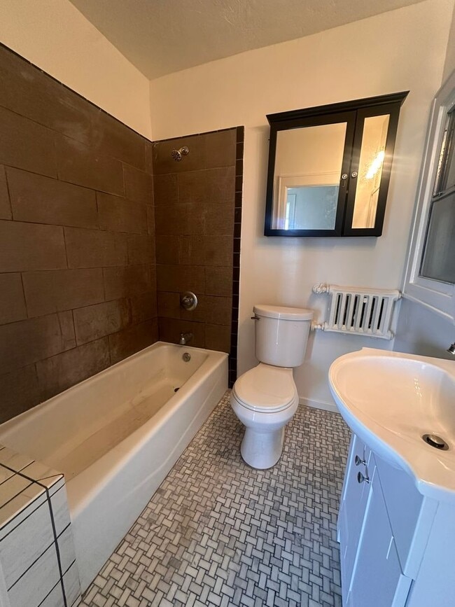 Building Photo - Bright & Spacious 1 Bed / 1 Bath in the He...