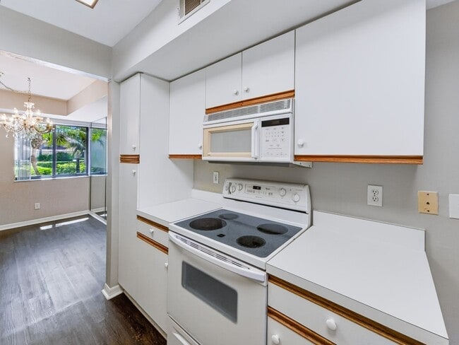 Building Photo - ** COACH HOMES @ BERKSHIRE LAKES ** 2 BED / 2 BATH - 1ST FLOOR CONDO - GARAGE - ANNUAL RENTAL