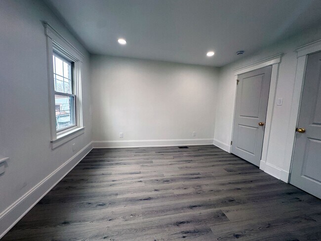Building Photo - 528 Manor St