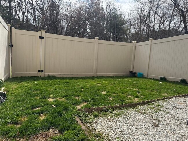 Building Photo - 909 Pleasant St