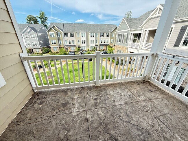 Building Photo - Spacious Modern End-Unit Davidson Townhome - Lake Davidson Access