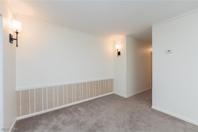 Building Photo - 7020 Carriage Hill Dr