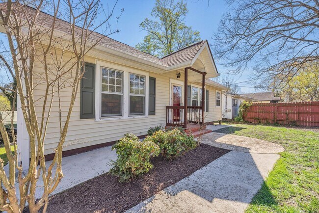 Building Photo - Charming 3 bed, 2 bath Rossville, GA Rental!