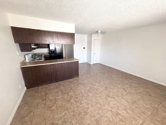 Building Photo - 2/BD 1/BA Upstairs Condo w/ In Unit Laundry