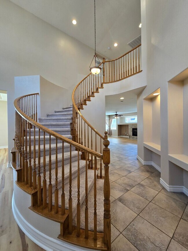 Building Photo - An Amazing NW Home! Over 3300 sq ft w/ pool & spa! Must see!