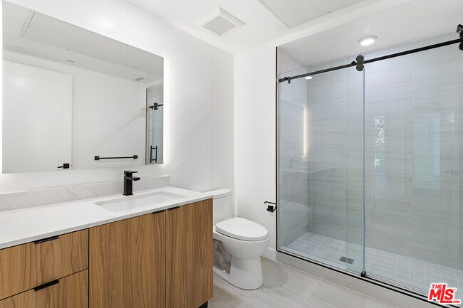 Building Photo - 164 Chestnut St