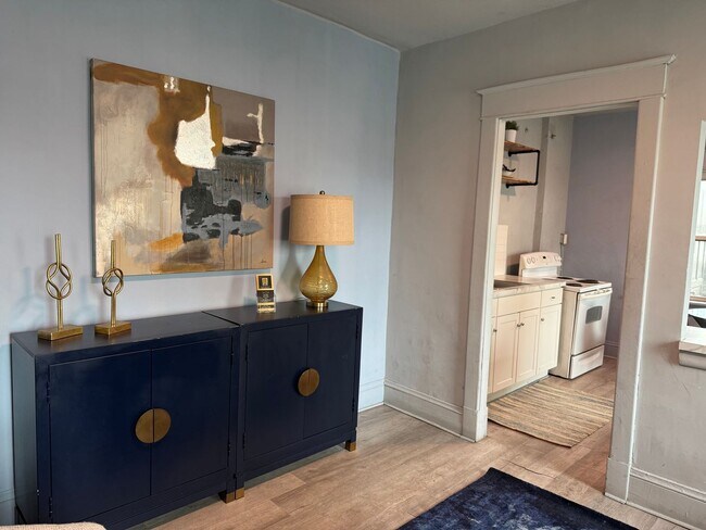 Building Photo - NOW LEASING! Renovated 1 bed, 1 bath avail...