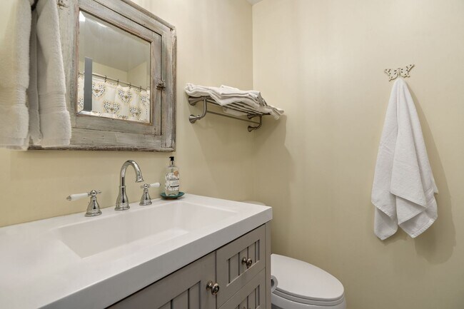 Building Photo - Fully Furnished Cottage in Pittsboro