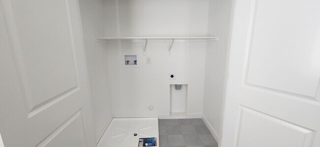 Building Photo - Beautiful 3 Bedroom 2.5 Bathroom Home in E...