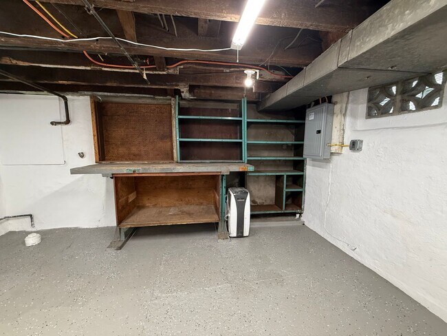 Building Photo - Newly updated 2BR house with yard, off str...