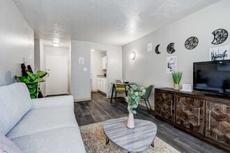 Building Photo - Forest Manor