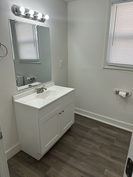 Building Photo - 428 E 2nd St