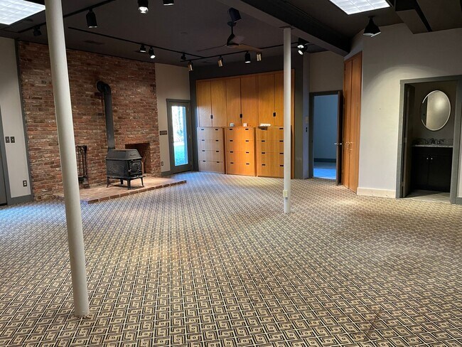 Building Photo - Glenview Hills HUGE 3 Bedroom 2.5 Bath Hom...