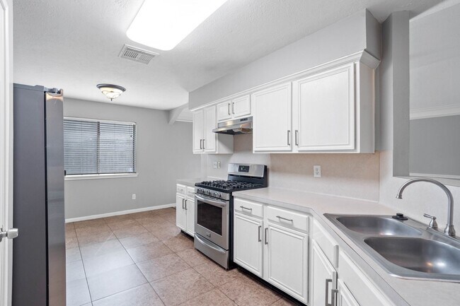 Building Photo - 3614 Lindenfield Dr