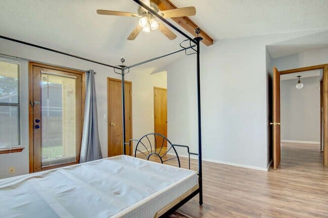 Building Photo - Great little modern and super clean home i...
