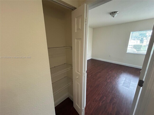 Building Photo - 2880 Pine Tree Dr